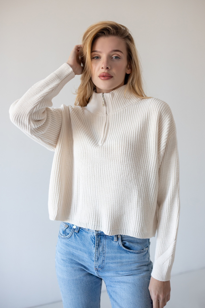 Светр жіночий